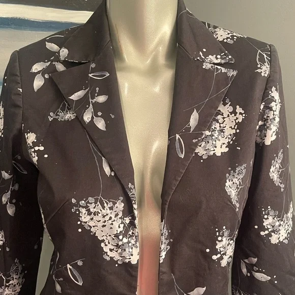 REBA Chic Floral Black & White Jacket Sz. 4 NWOT - Picture 3 of 15